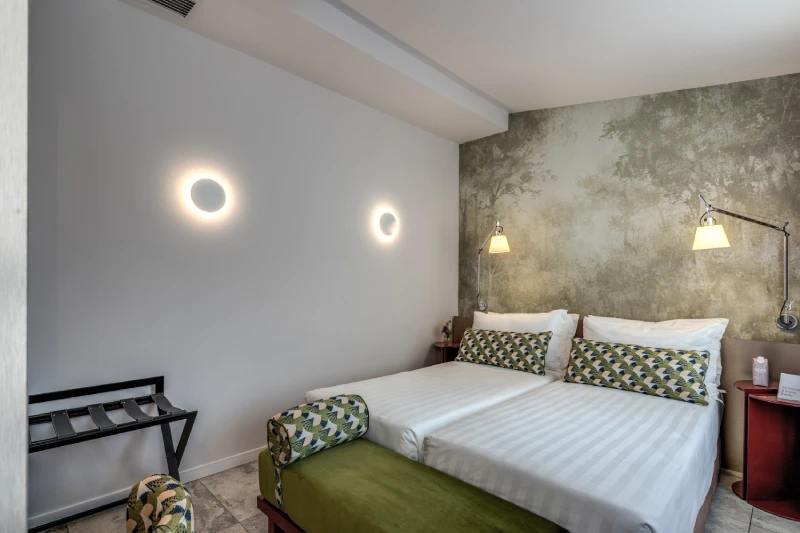 Spacious Deluxe room with twin beds, bench and decorative wall near Palazzo Barberini in Rome - Barberini 16, BZAR hotels in Rome