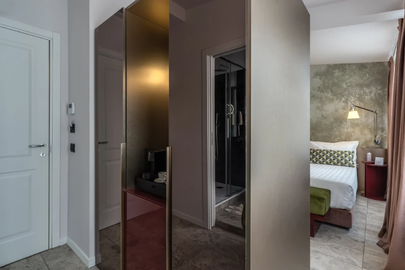 Deluxe room entrance with wardrobe, coffee area and ensuite bathroom near Palazzo Barberini in Rome - Barberini 16, BZAR hotels in Rome