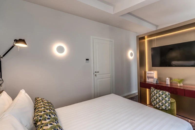 Modern Superior room in Rome near Palazzo Barberini, double bed and wall-mounted TV with designer lighting - Barberini 16, BZAR hotels in Rome