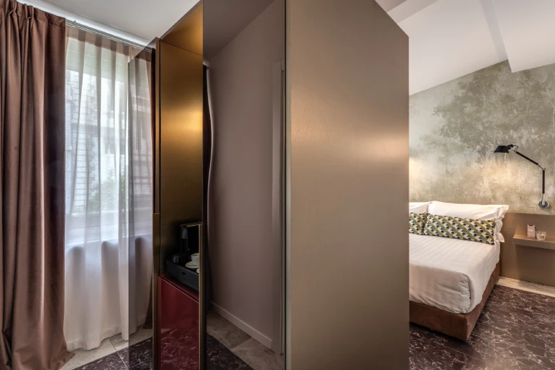 Superior room with wardrobe and coffee area near Palazzo Barberini, elegant space with bright window - Barberini 16, BZAR hotels in Rome