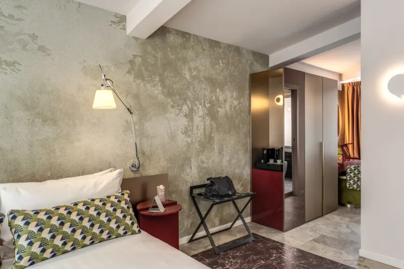 Junior Suite with entrance area, decorative wall and modern furnishings near Rome’s main attractions - Barberini 16, BZAR hotels in Rome
