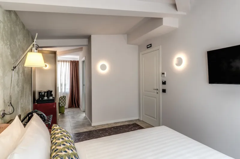 Junior Suite with double bed, wall-mounted TV and spacious entrance with modern lighting in central Rome - Barberini 16, BZAR hotels in Rome