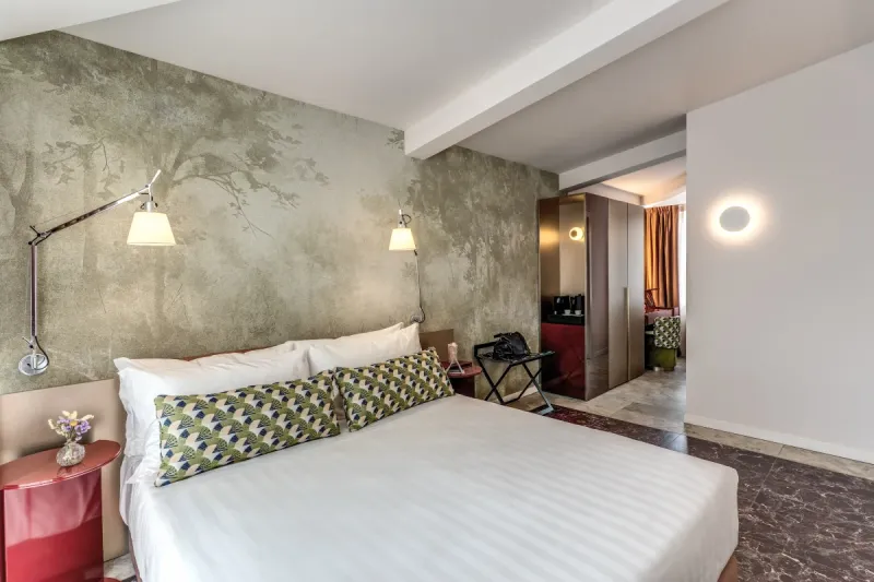 Bright Junior Suite with double bed, nature-effect decorative wall and elegant curtains in Rome - Barberini 16, BZAR hotels in Rome