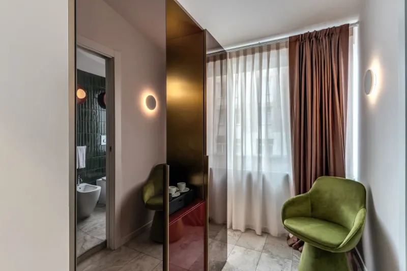 Junior Suite with relaxation corner, armchair and large natural light window in historic Rome center - Barberini 16, BZAR hotels in Rome